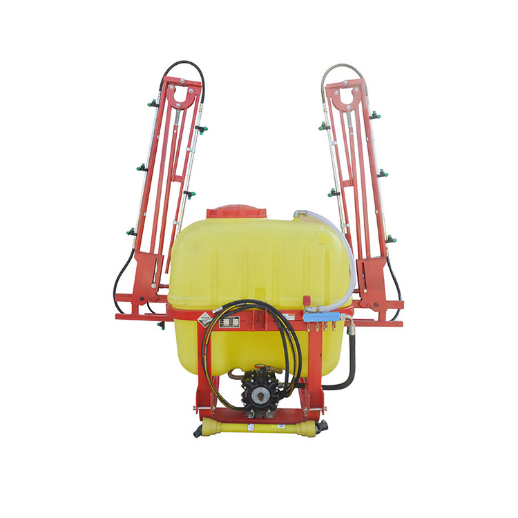 Земјоделски распрскувач монтиран на трактор